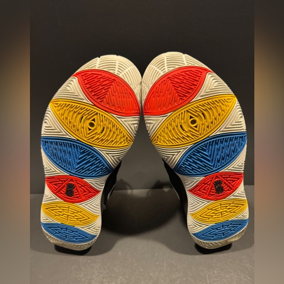 Size 14 - Men's Nike Kyrie 5 Friends Black‎ Basketball Sneakers Shoes Athletic - Picture 6 of 7